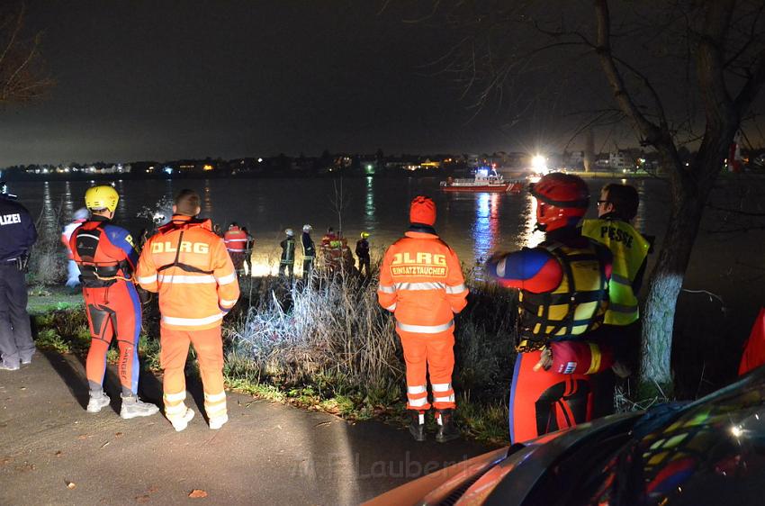 Einsatz BF Koeln PKW im Rhein Mondorf Hersel P041.JPG